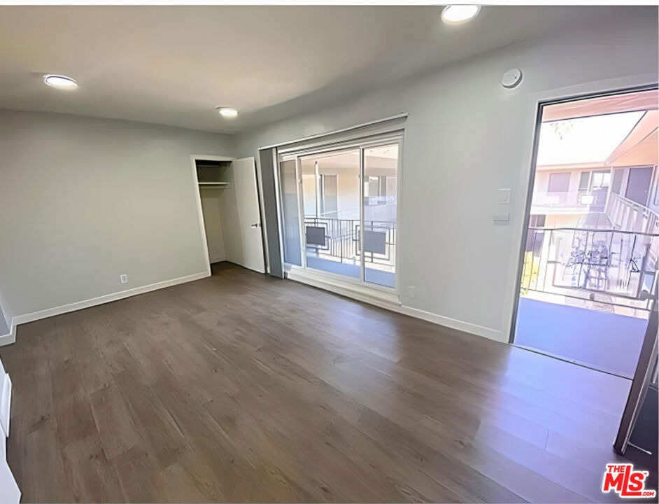 228 S Mariposa Avenue - Photo 8