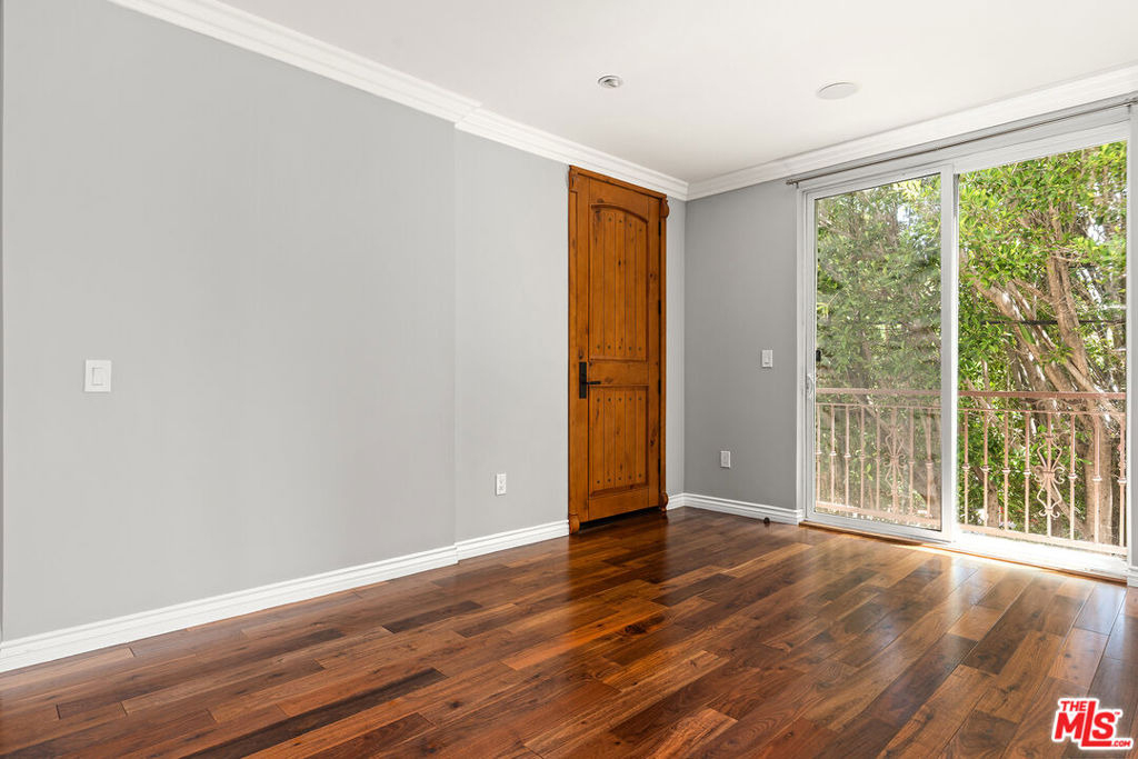 632 N Kings Road - Photo 4