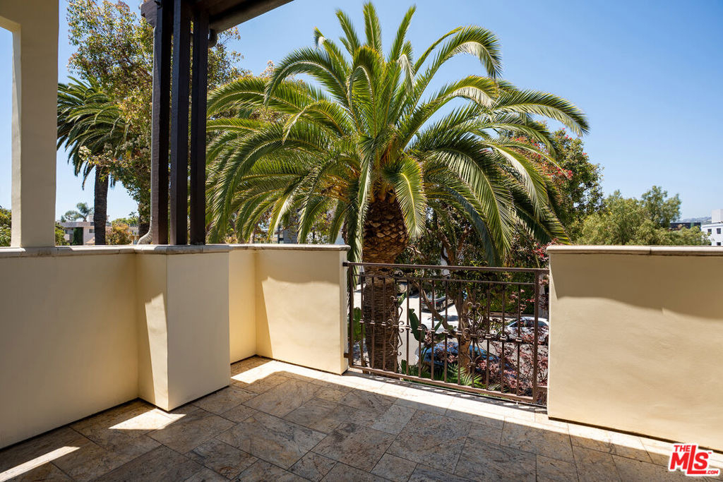 632 N Kings Road - Photo 9