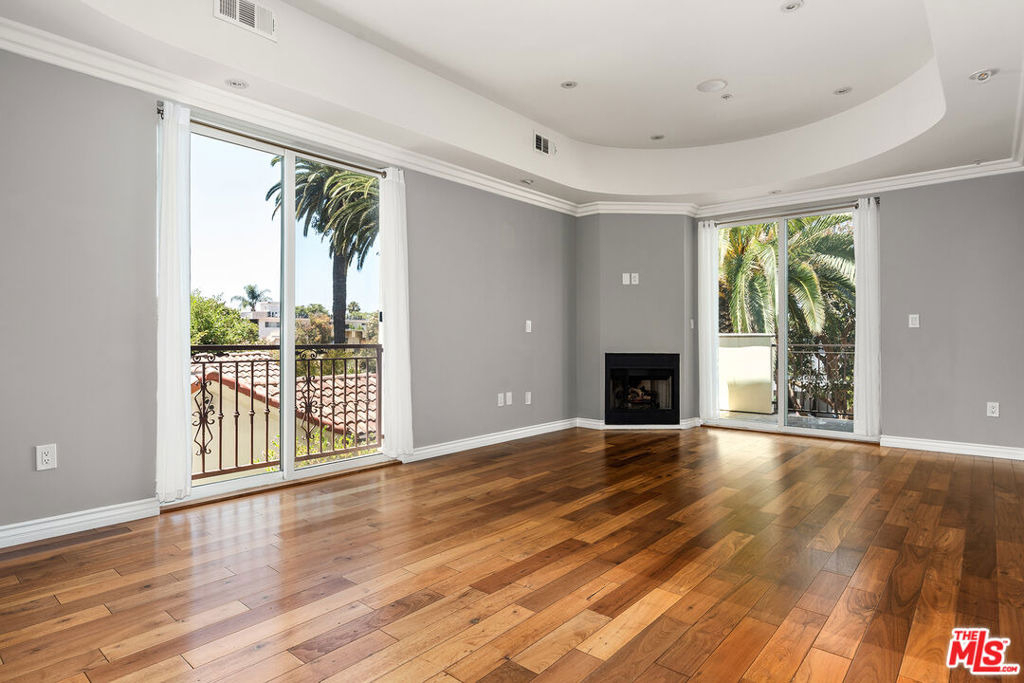 632 N Kings Road - Photo 0