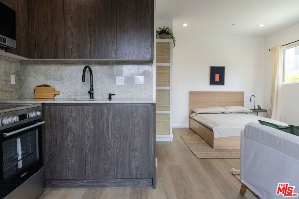 925 N Mariposa Avenue - Photo 2