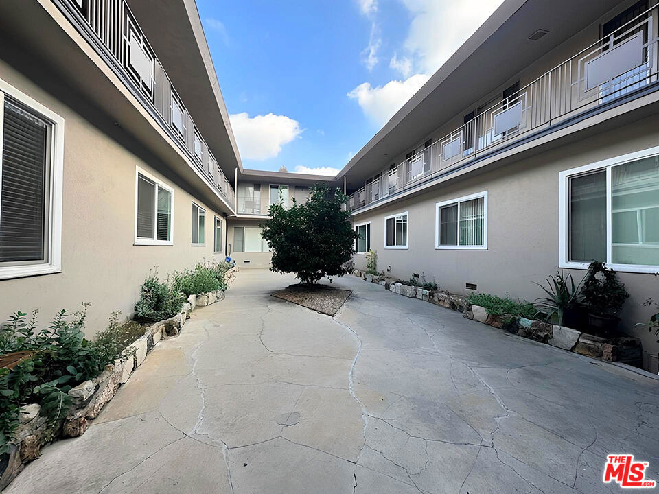 228 S Mariposa Avenue - Photo 10