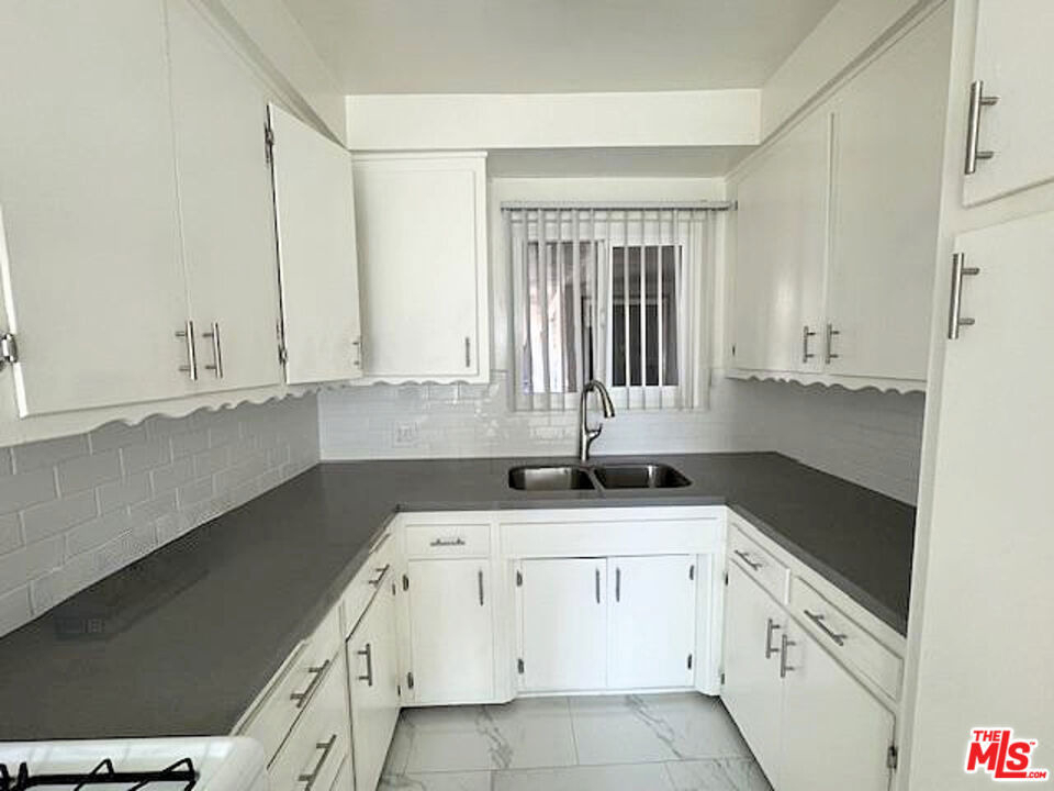 228 S Mariposa Avenue - Photo 17