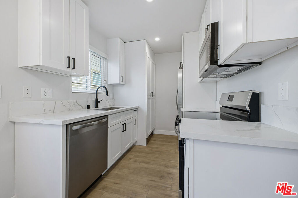 1738 Colby Avenue - Photo 11