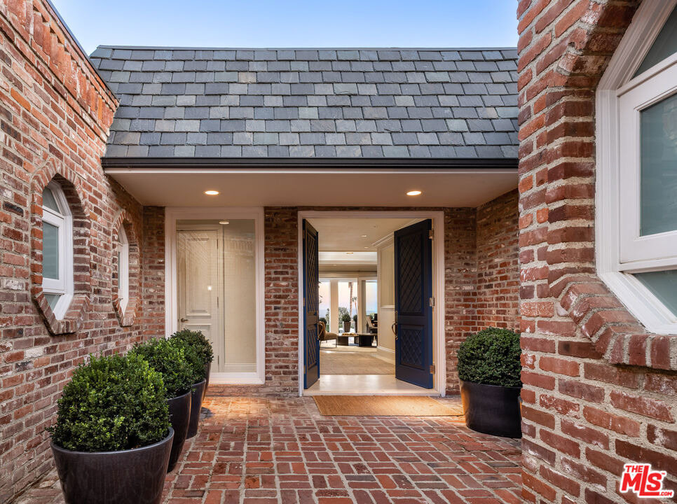 520 Stonewood Drive - Photo 2