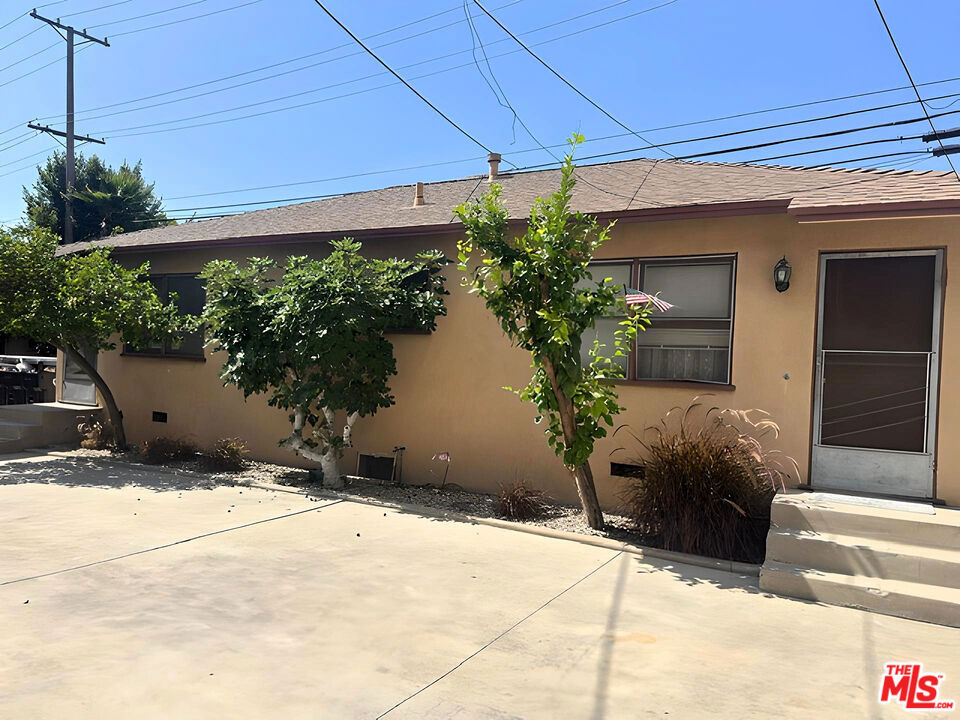 345 Burchett Street - Photo 0