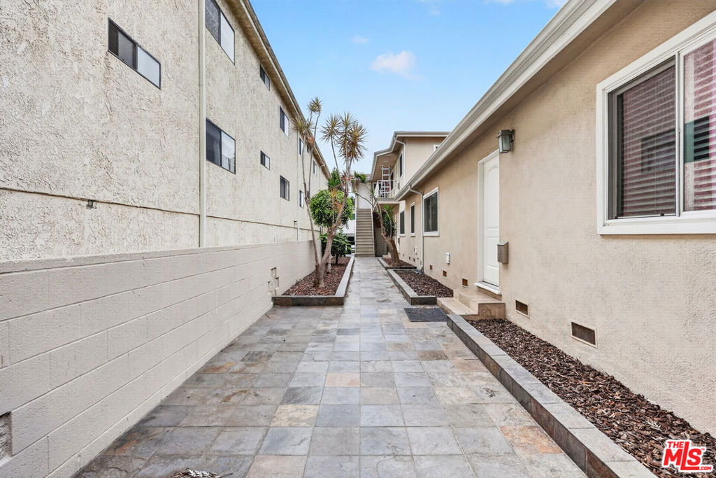 1619 Colby Avenue - Photo 3