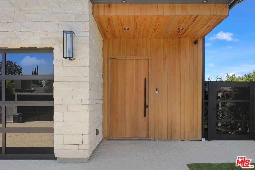 5917 Rhodes Avenue - Photo 3