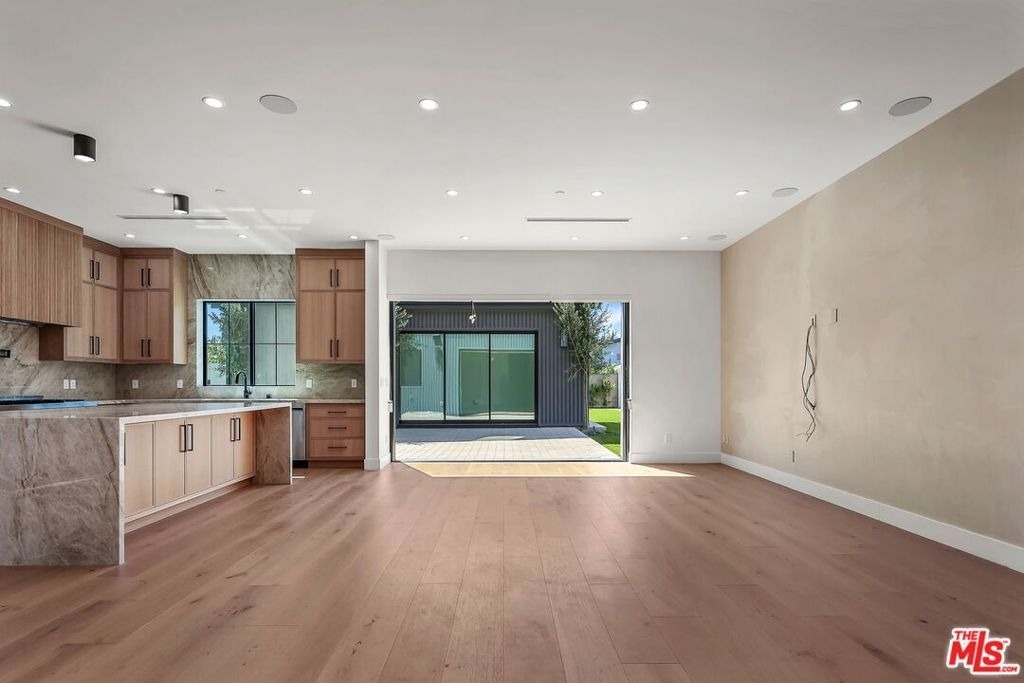 5917 Rhodes Avenue - Photo 9