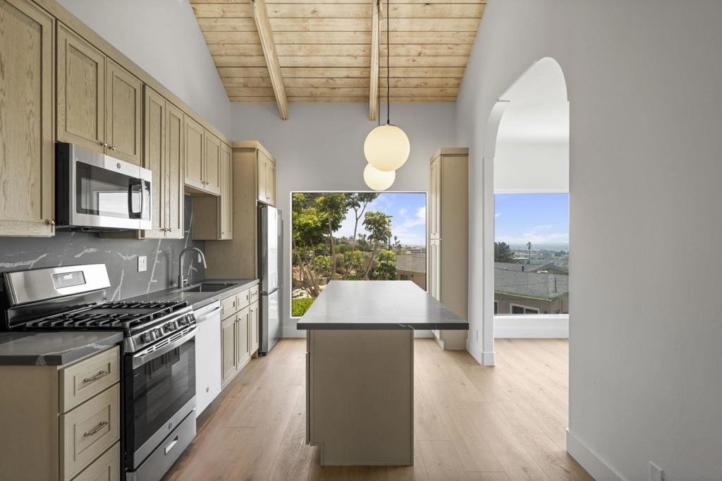 683 Marine View Ave - Photo 5