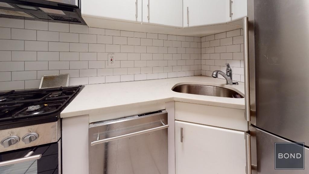 East 85th Street - Photo 2