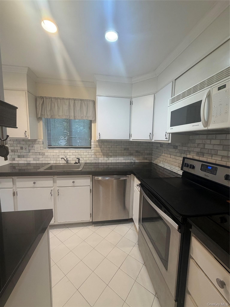 75 Greenway Close - Photo 2