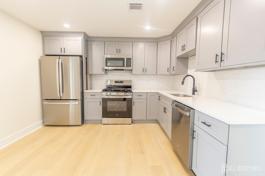 450 Packer Place - Photo 0