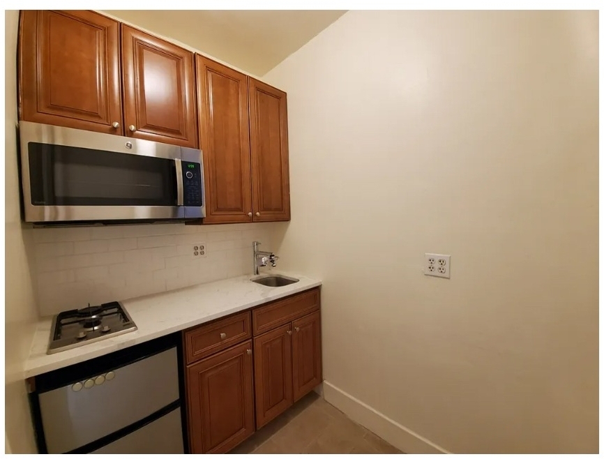 225 W 15th Street - Photo 4