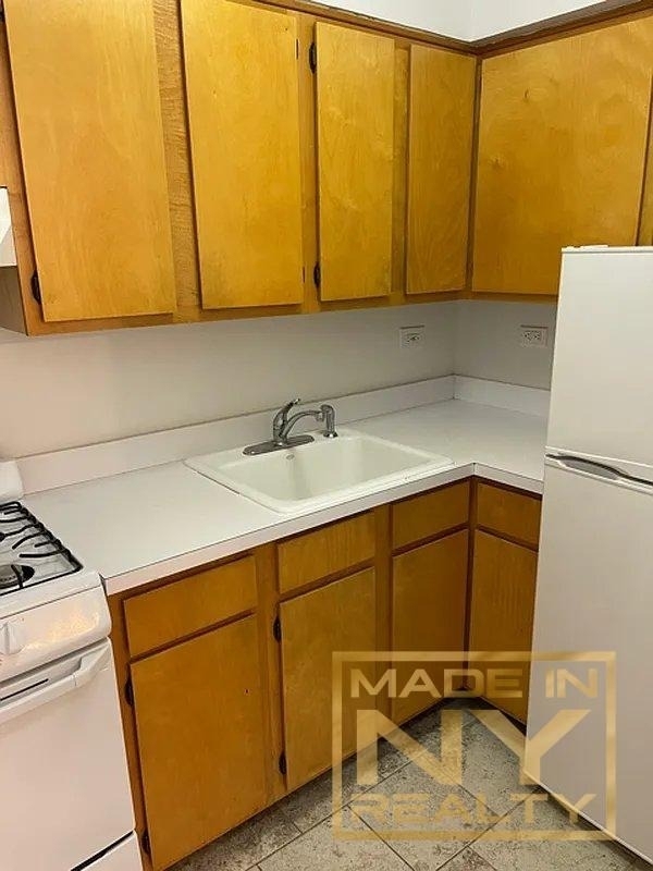 327 W 30th Street - Photo 3