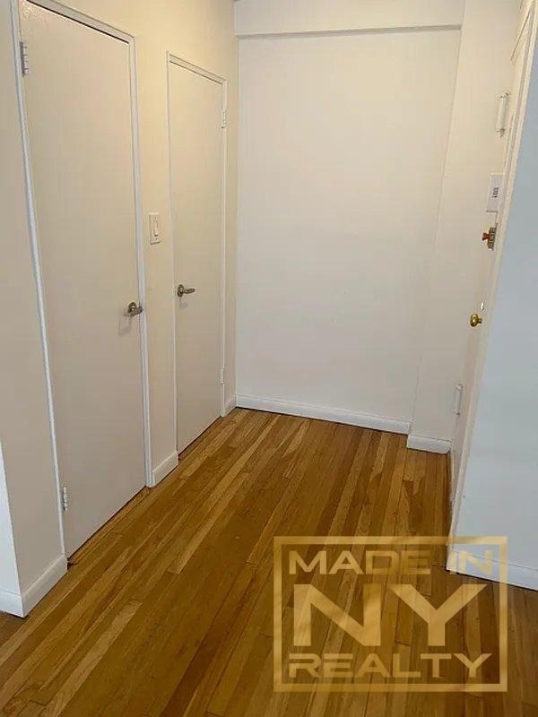327 W 30th Street - Photo 4