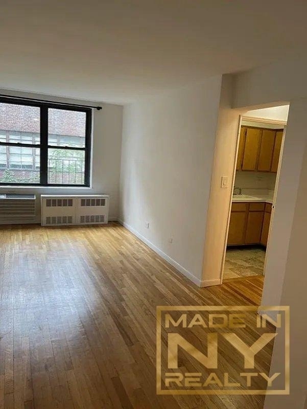 327 W 30th Street - Photo 2