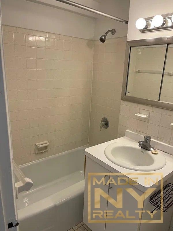 327 W 30th Street - Photo 5