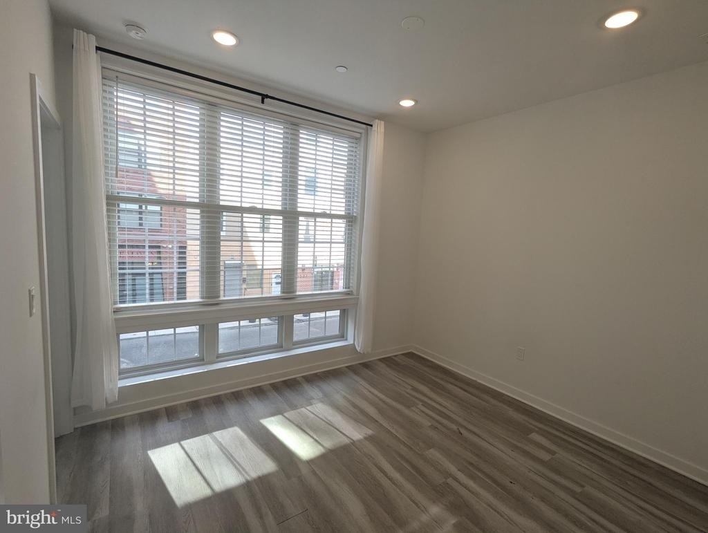 1524 Ridge Avenue - Photo 4