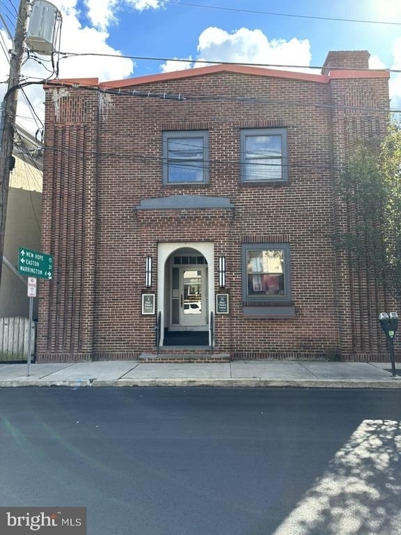 8 W Oakland Avenue - Photo 0