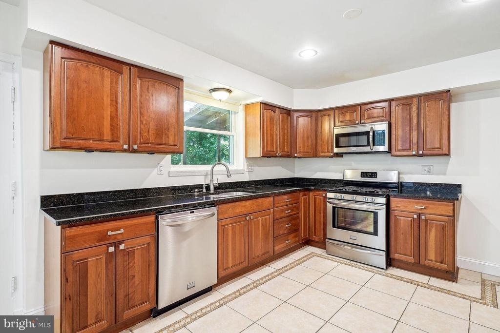 7001 Longwood Drive - Photo 5