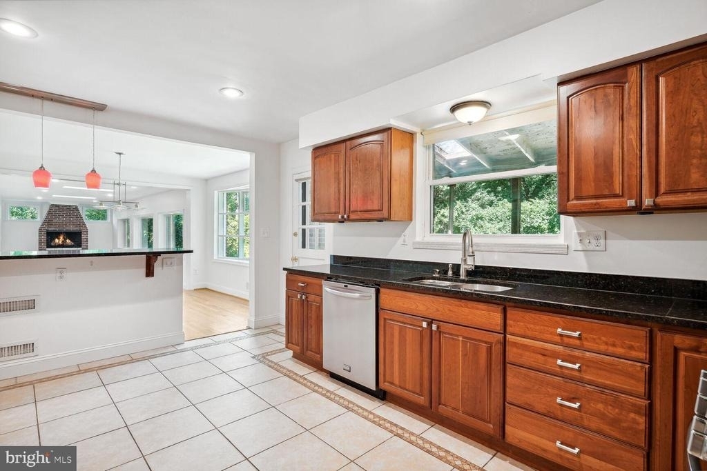 7001 Longwood Drive - Photo 7
