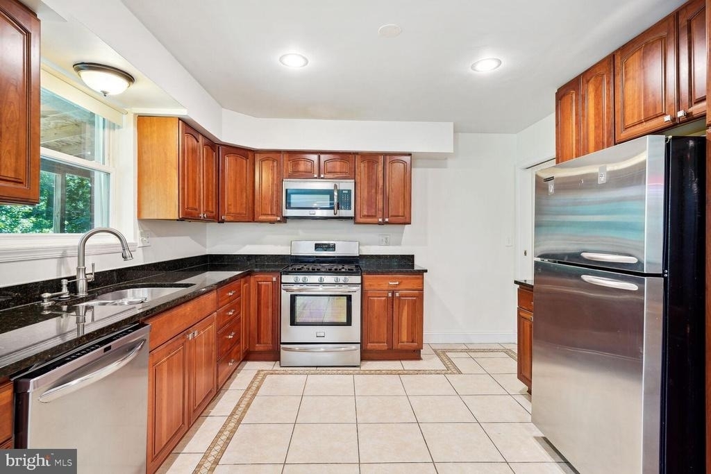 7001 Longwood Drive - Photo 6