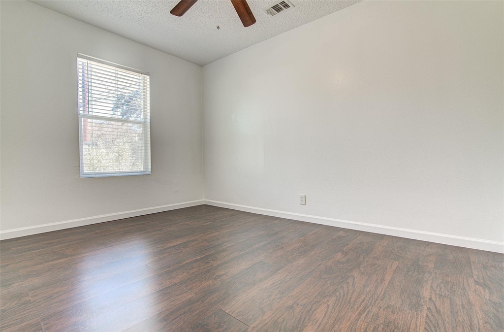 912 Catalpa St - Photo 9