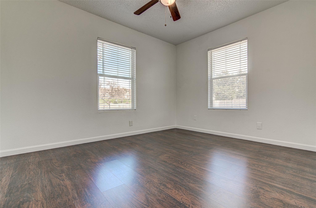 912 Catalpa St - Photo 7