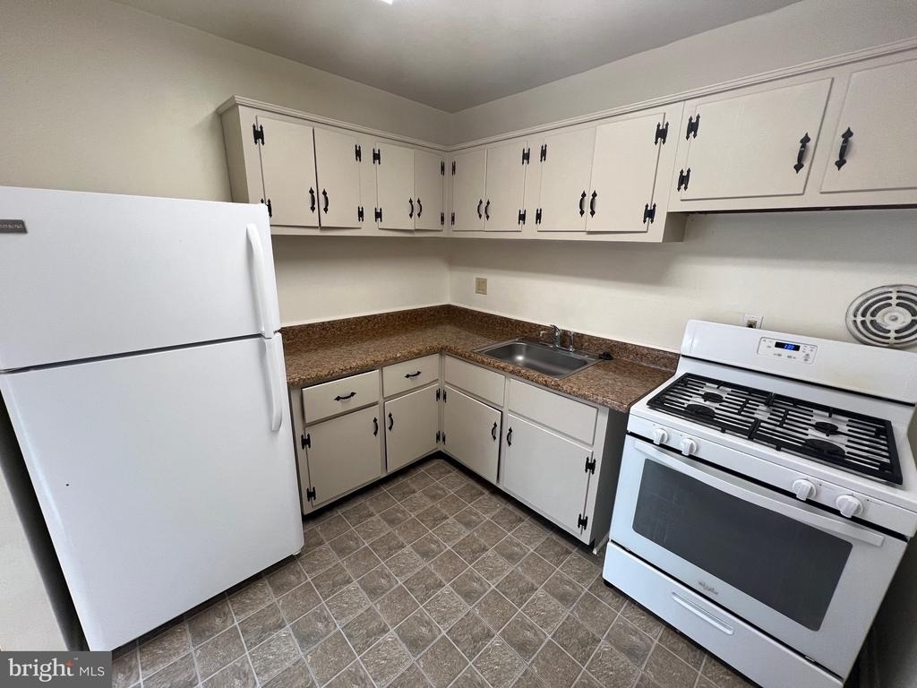 1118 Taney Avenue - Photo 4