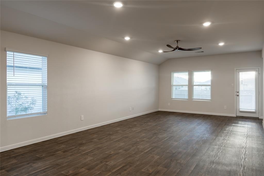 401 Abbey Ln - Photo 5
