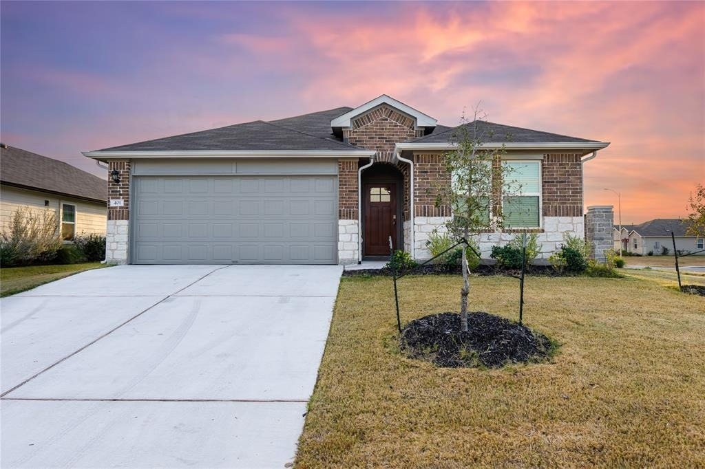 401 Abbey Ln - Photo 1