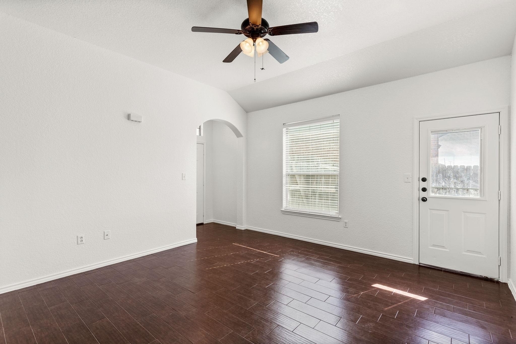 586 Creekside Cir - Photo 4
