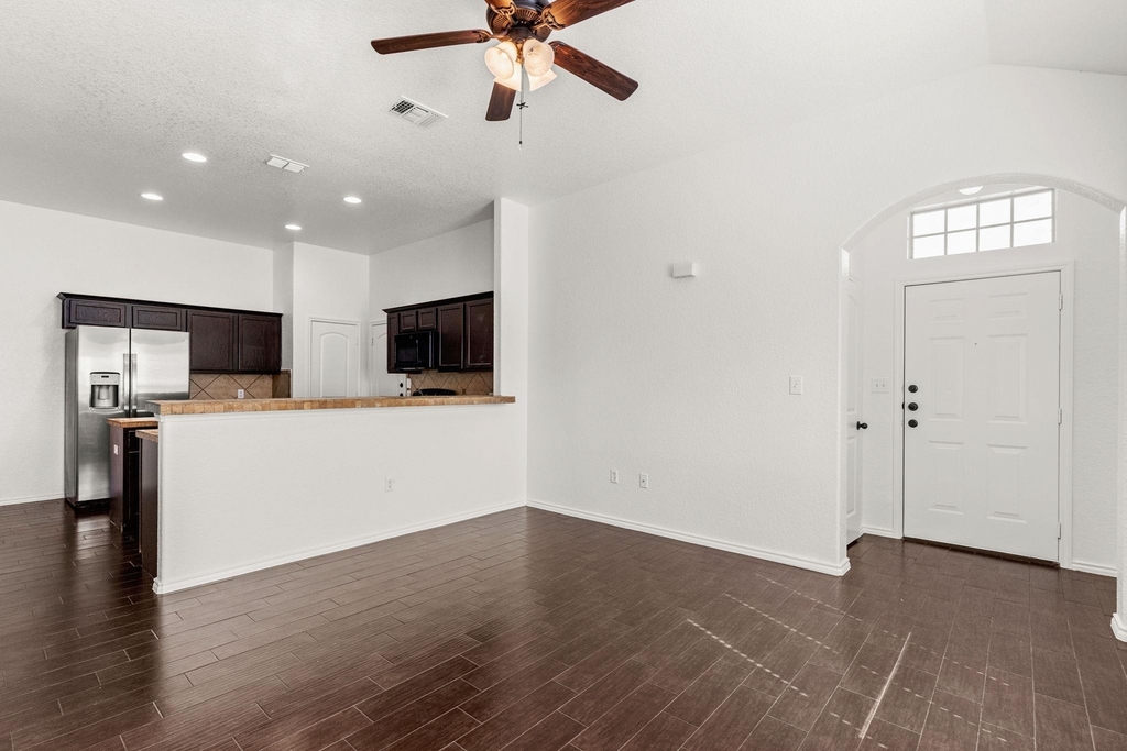 586 Creekside Cir - Photo 3
