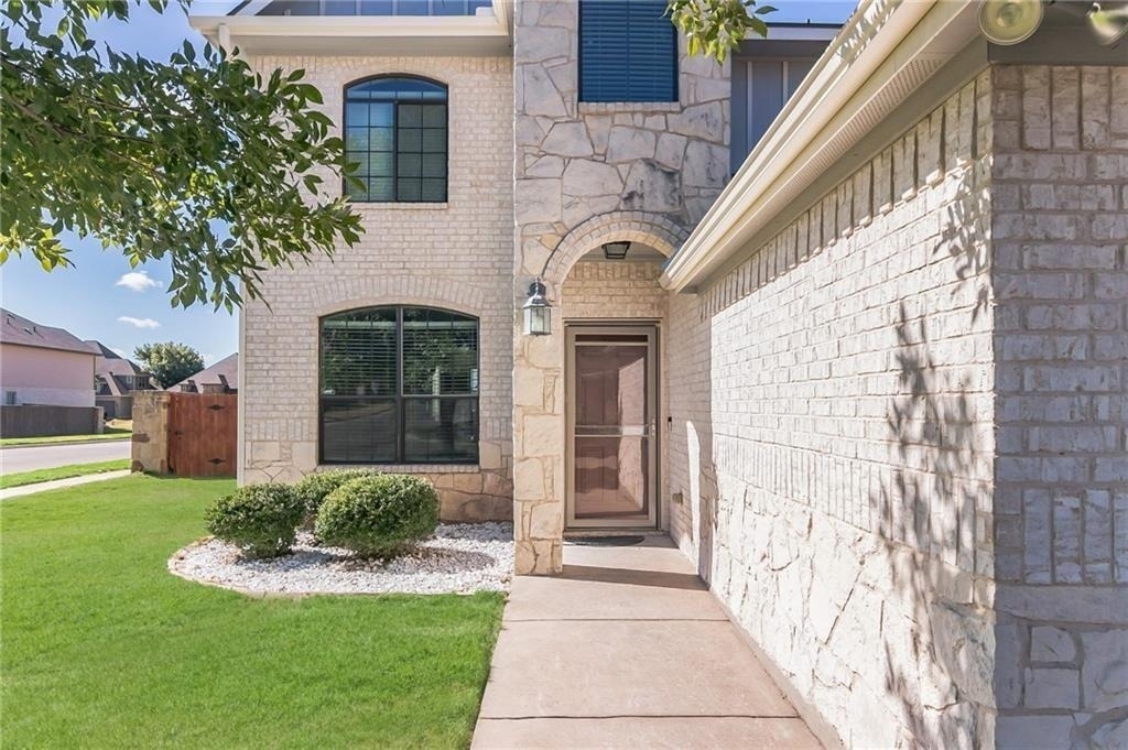 3418 Castleton Dr - Photo 3