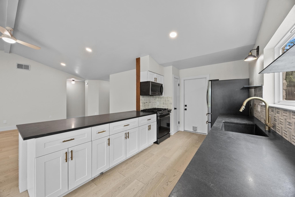8708 Huebinger Pass - Photo 11