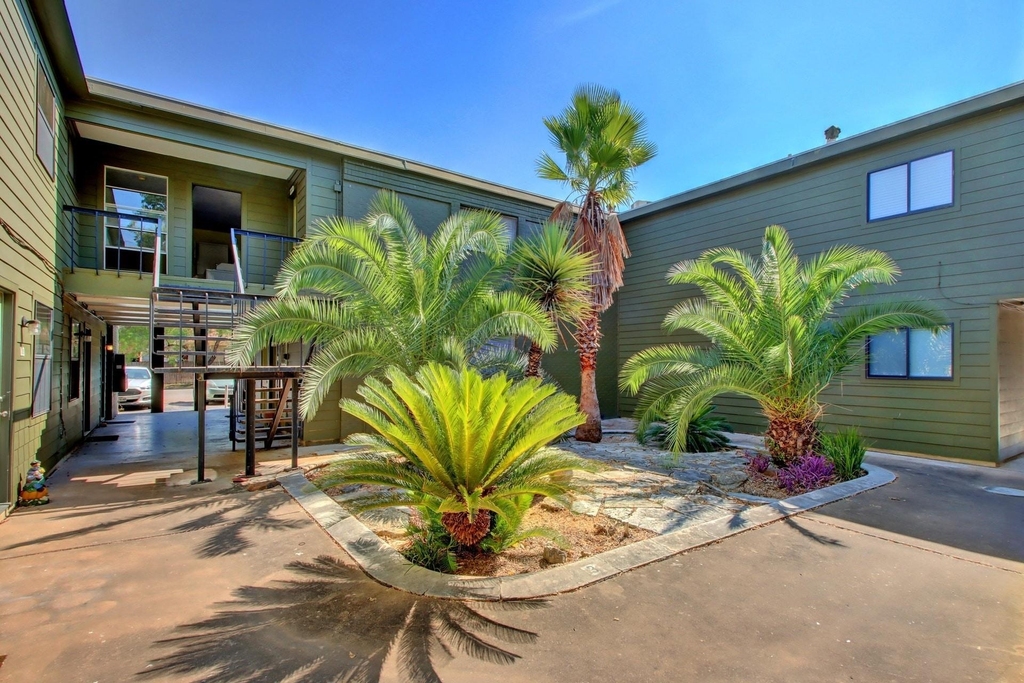 303 W 40th St - Photo 7