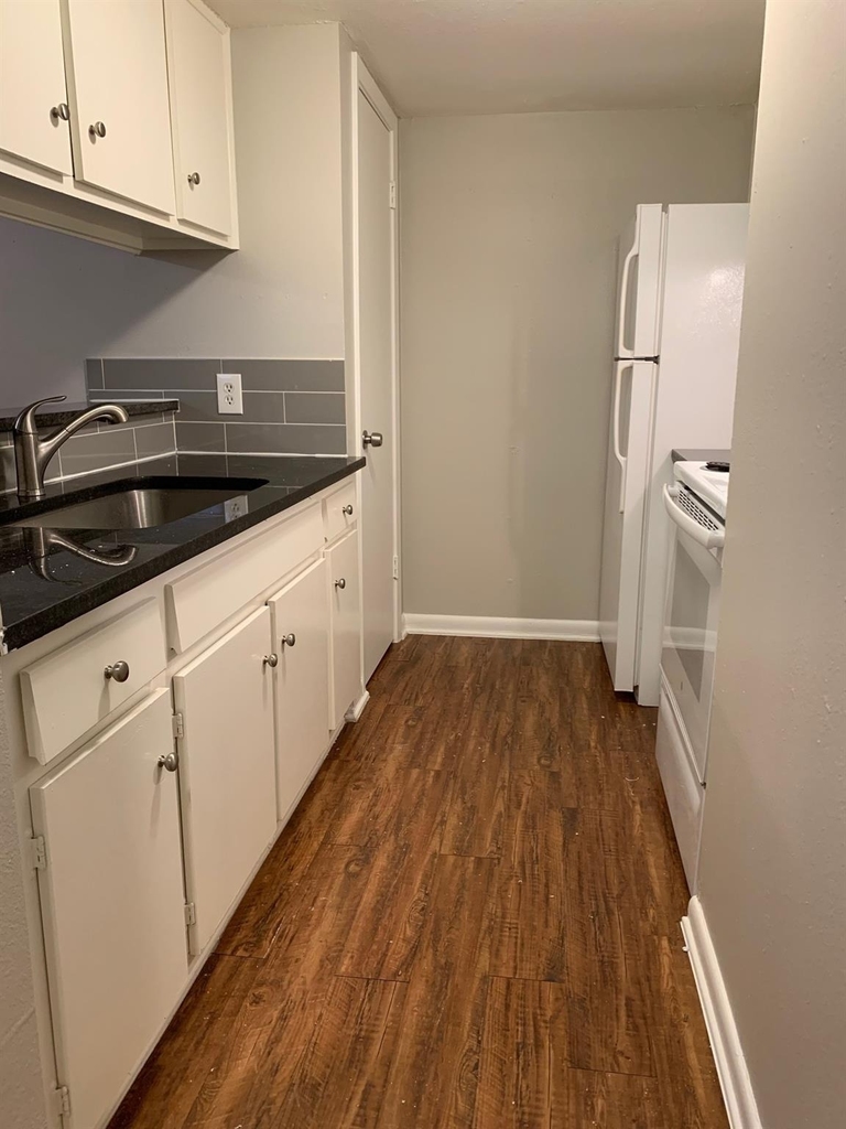 303 W 40th St - Photo 2