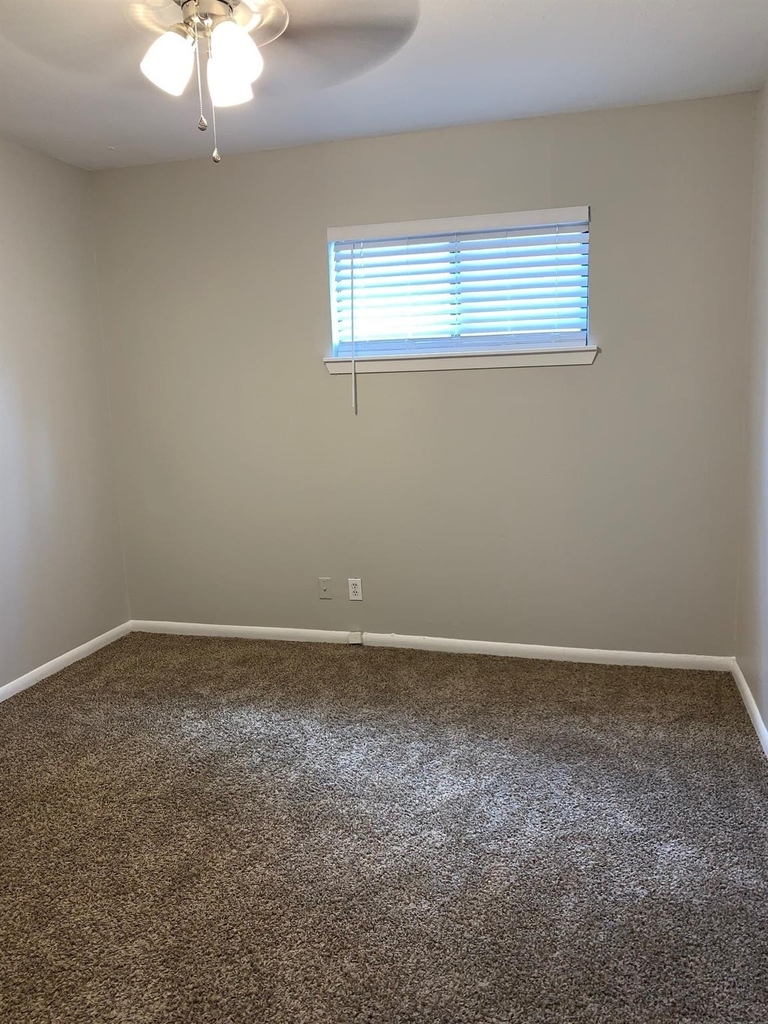 303 W 40th St - Photo 3