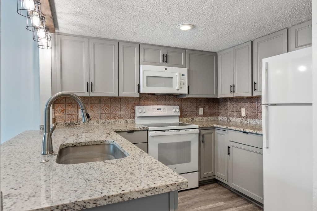 27 Marina Cir - Photo 3