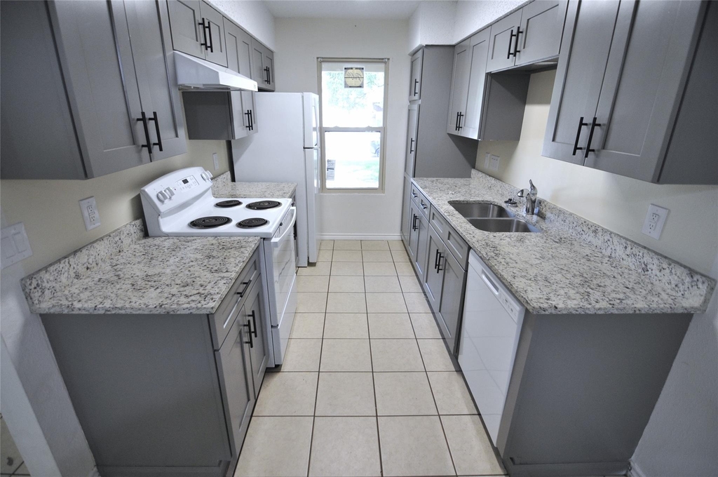 8809 Piney Pt - Photo 4