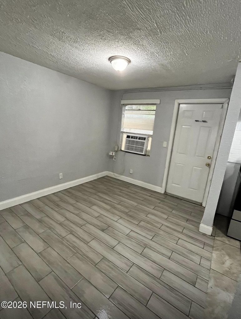 4413 Moncrief Road W - Photo 4