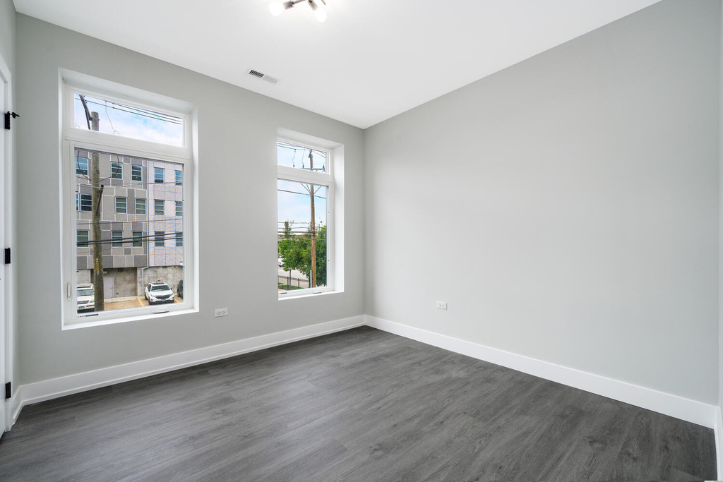 825 E 61st Street - Photo 11