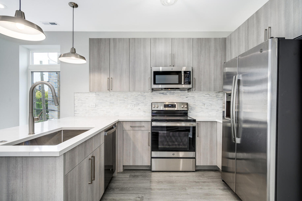 825 E 61st Street - Photo 3