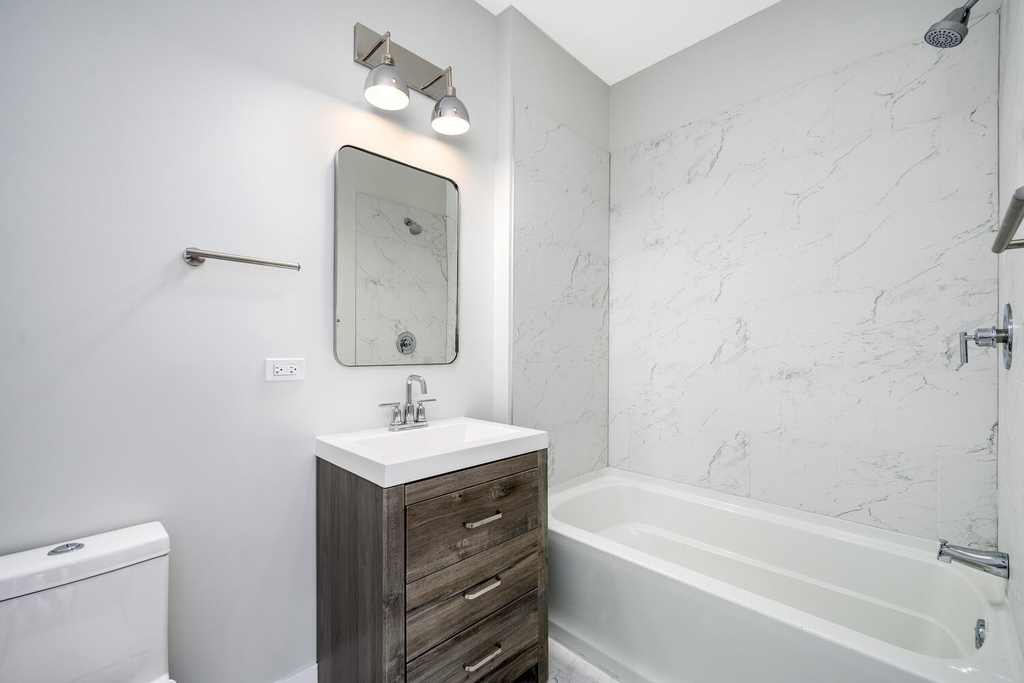 825 E 61st Street - Photo 10