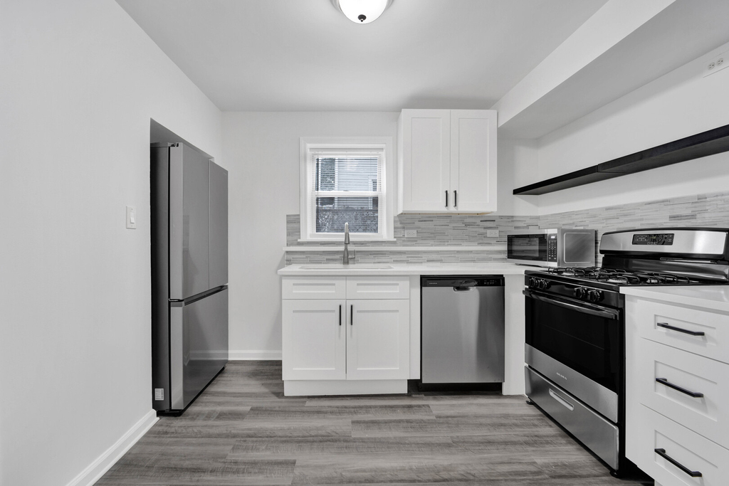 2152 W 21st Street - Photo 1