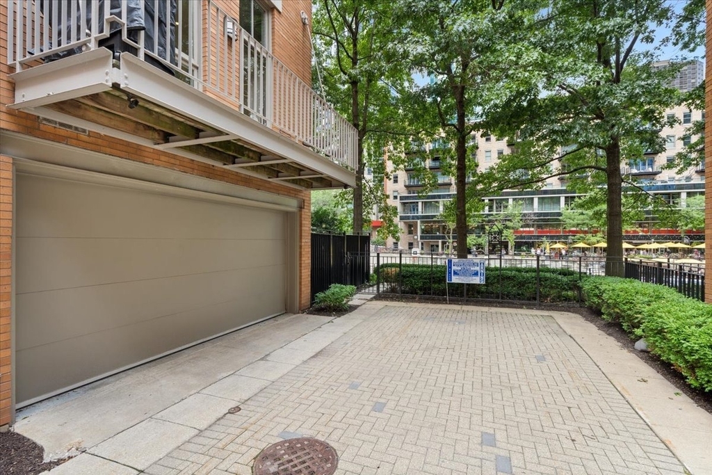 447 N Mcclurg Court - Photo 2