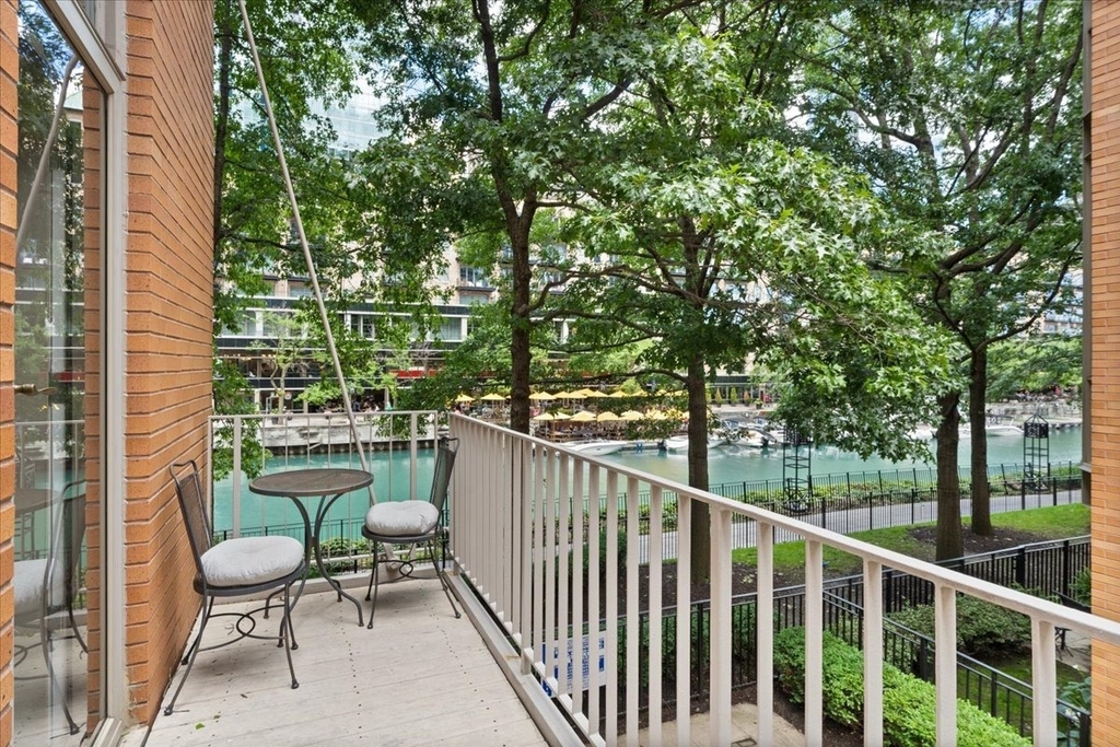 447 N Mcclurg Court - Photo 18