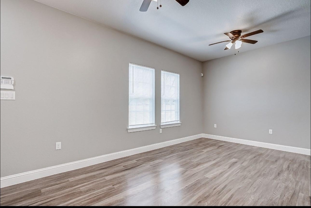 2402 Spence Street - Photo 4