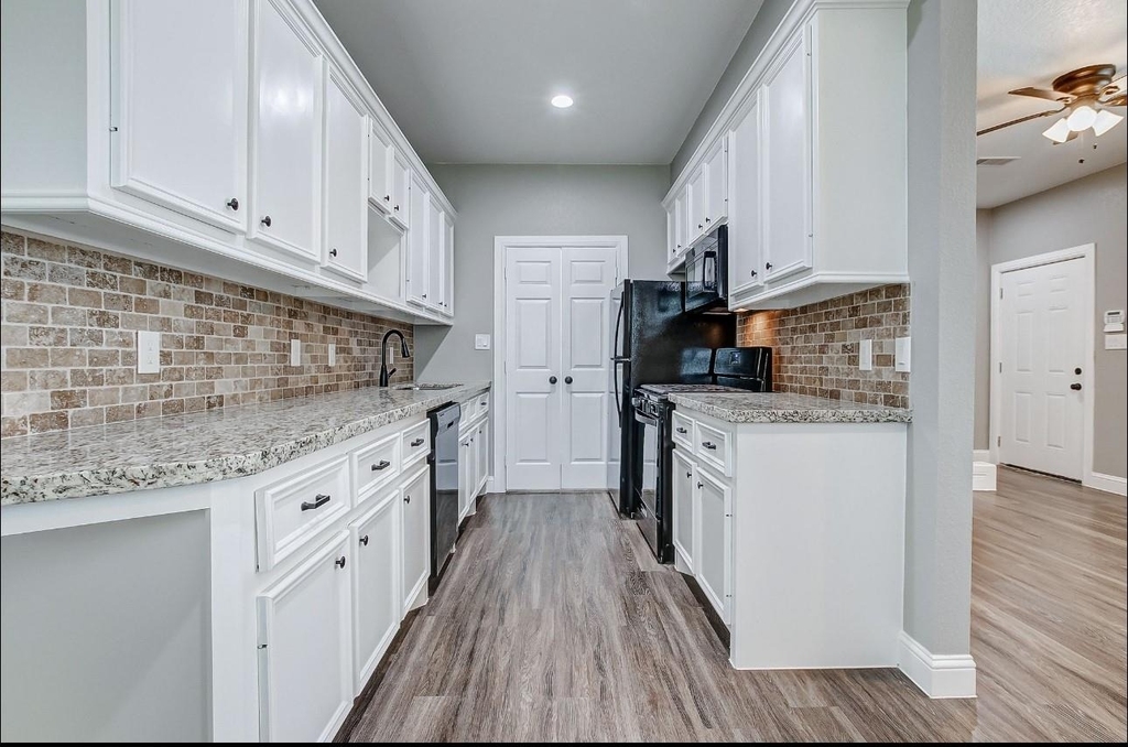 2402 Spence Street - Photo 7